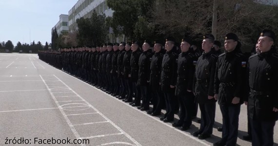 Ministerstwo Obrony Rosji opublikowało w sobotę nagranie wideo, na którym rzekomo widać spotkanie szefa marynarki wojennej z rozbitkami z okrętu wojennego "Moskwa".