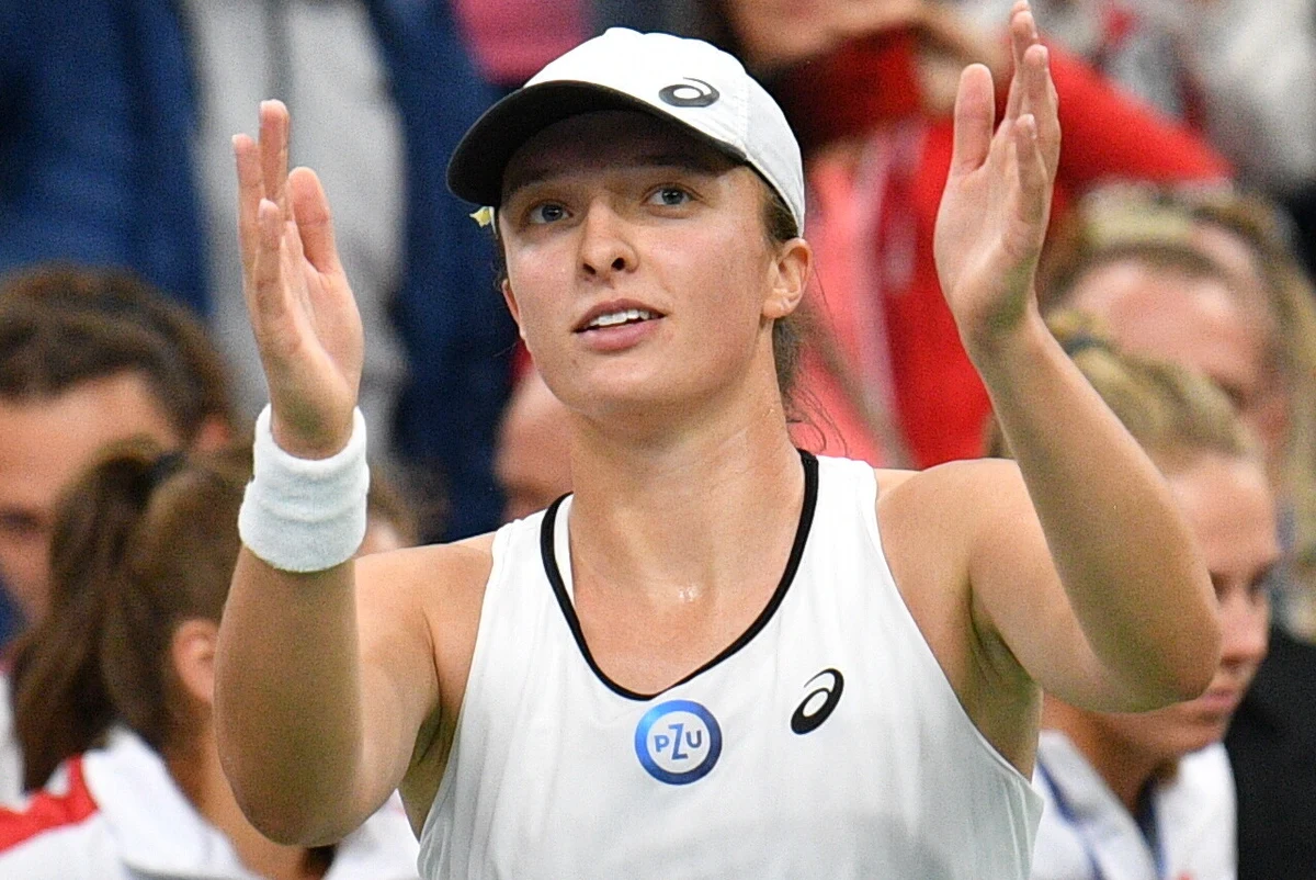 "Chciałabym korzystać z takich okazji i jak najbardziej spróbuję zagrać w Polsce jeszcze raz. Zobaczymy, jak się potoczy mój kalendarz" - mówiła liderka światowego rankingu tenisistek Iga Świątek po meczu Polska - Rumunia o awans do turnieju finałowego Billie Jean King Cup.