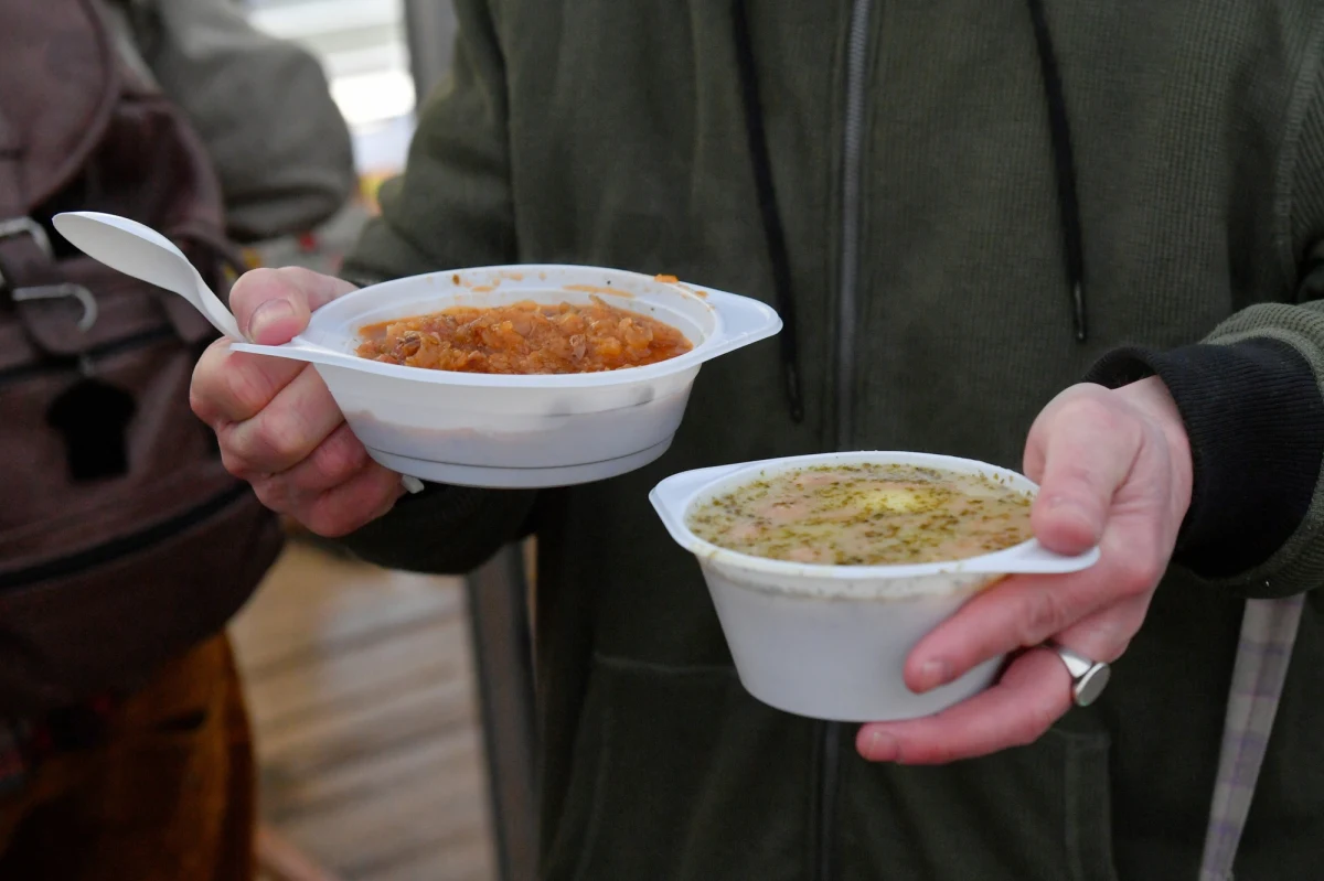 Świąteczne dania zapakowane „na wynos” otrzyma w tym roku dzięki Caritas ponad 1 tys. samotnych i ubogich w Poznaniu. Osoby, które zgłoszą się do jadłodajni, otrzymają m.in. żurek, białą kiełbasę i sałatkę.
