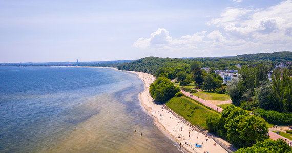 Odbudowa plaży w Orłowie, która została zniszczona na początku roku przez sztormy, rozpocznie się w czerwcu - poinformował  Urząd Morski w Gdyni. W przyszłości planowana jest również budowa progów podwodnych, które mają zmniejszyć siłę, z jaką fale uderzają o brzeg.