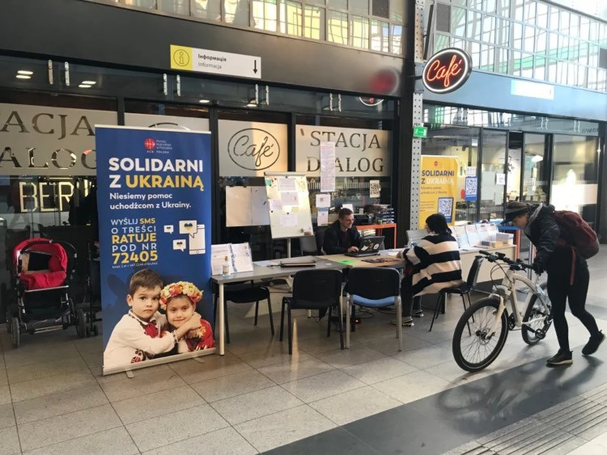 Na wrocławskim dworcu PKP potrzebni są wolontariusze. Brakuje osób, które w czasie świąt mogłyby pomagać przyjeżdżającym tam uchodźcom z Ukrainy. "Każda godzina, którą możecie poświęcić jest cenna" - napisano w prośbie o wsparcie. 