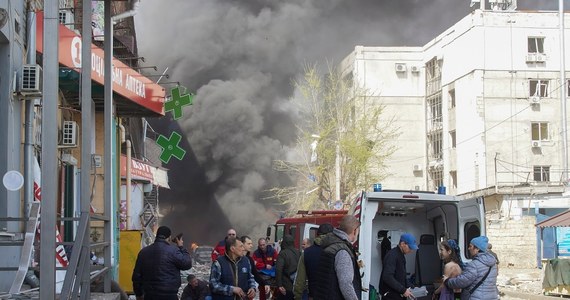 Pięć osób zginęło, a 20 zostało rannych po rosyjskim ostrzale Charkowa. Pociski spadły na centrum miasta wczesnym popołudniem. Jak podaje obwodowa administracja wojskowa, ten bilans może nie być jeszcze ostateczny. Na miejscu pracują ekipy ratowników.