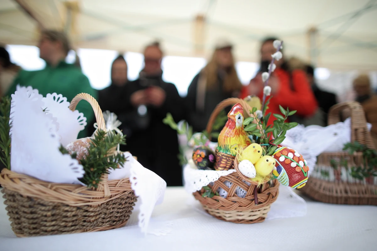 ​On zmartwychwstaje za każdym razem, gdy ręka sięga po słoik. Stoją na drewnianych półkach, mają różnokolorowe denka - zmartwychwstanie o smaku pomidorowym, zabielane żurkiem z kiełbasą, lepkie od kremu z dyni. Z naklejką po polsku i ukraińsku. U wylotu mostu na Wiśle, na tyłach starego baraku urządzono najpiękniejszy grób Pański jaki kiedykolwiek widziałem - a widziałem ich w Krakowie sporo. "Zupa dla Ukrainy" - ktoś napisał na kawałku tektury. Ten sam napis wita gości cyrylicą z łuszczącej się tynkiem ściany.  Nie czuć kadzidła, nie słychać Alleluja, wszędzie porozrzucane stare palety. Ale serce skacze do gardła, gdy wychodzące z torbami kobiety mówią - djakuju.