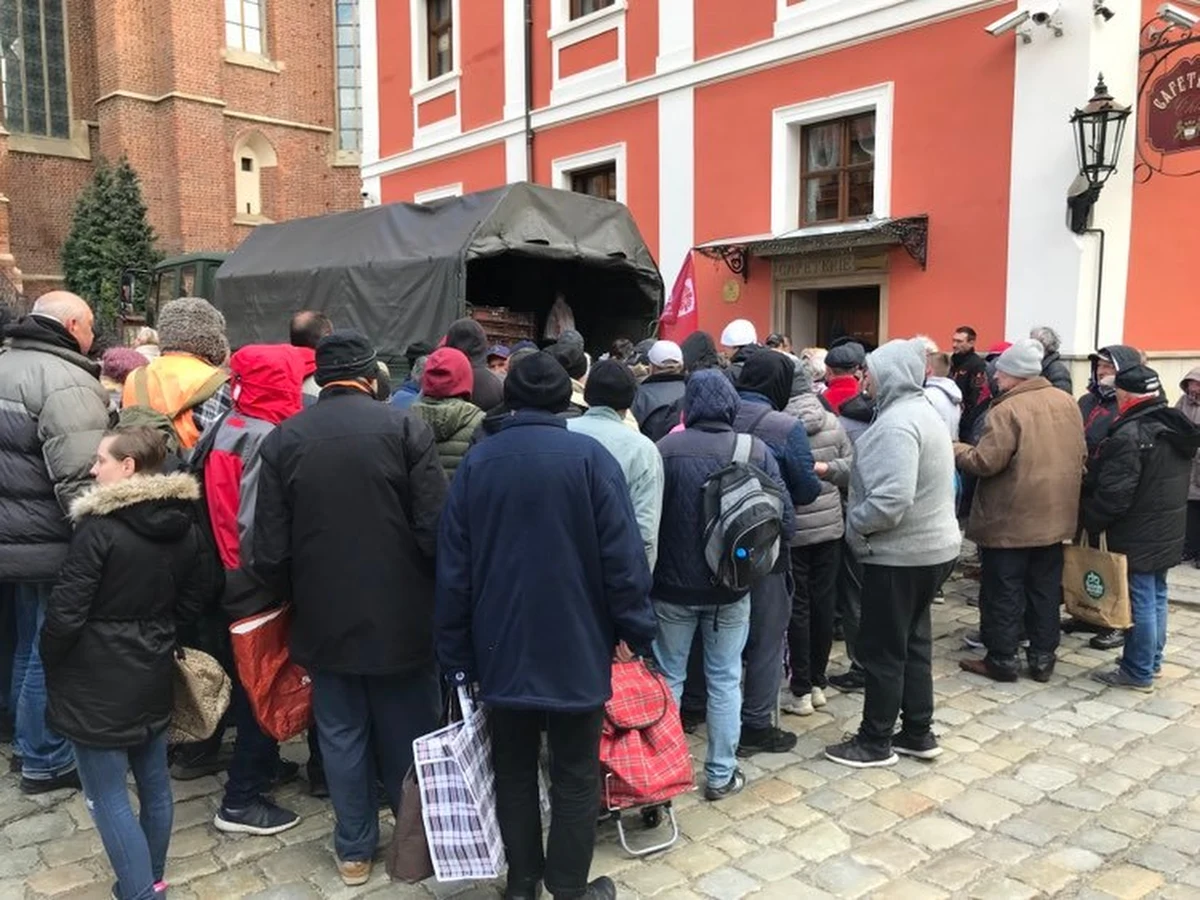 We Wrocławiu zorganizowano święconkę dla ubogich i bezdomnych. Przygotowano dla nich tysiąc świątecznych paczek z żywnością. W środku znalazły się między innymi: chleb, konserwy, wędliny, czy babka wielkanocna. Paczki rozdano w Wielką Sobotę na Ostrowie Tumskim.