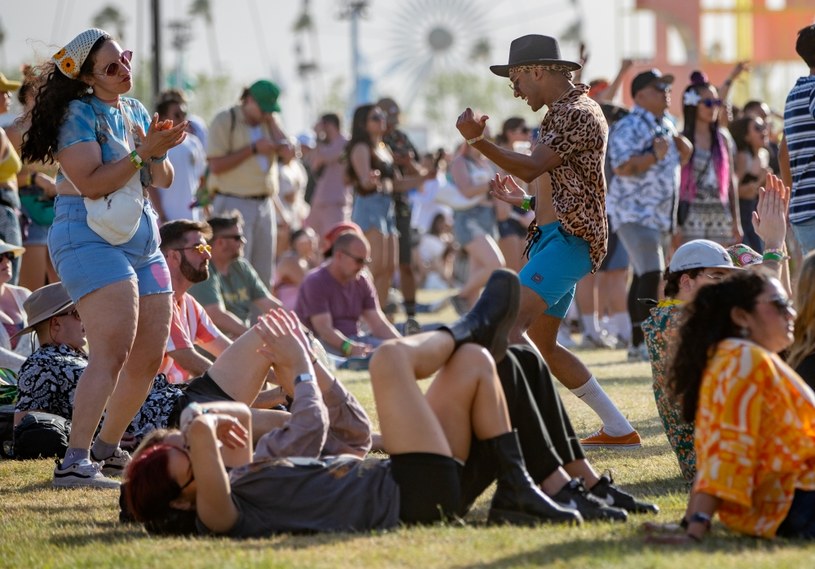 W nocy z 16 na 17 kwietnia czasu polskiego odbył się drugi dzień festiwalu Coachella. Największą gwiazdą soboty na kalifornijskim festiwalu była Billie Eilish. Wokalistka przygotowała dla fanów niespodzianki. Co jeszcze działo się podczas wydarzenia? 