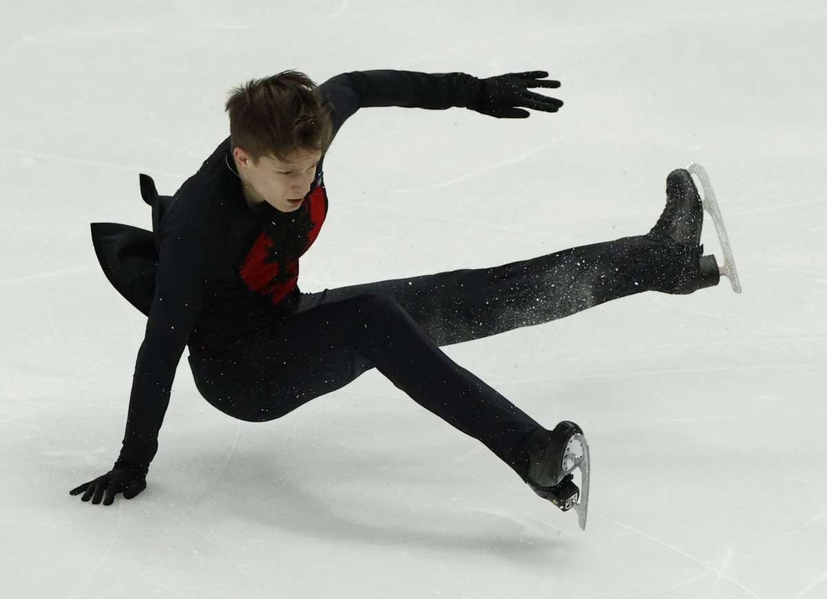 ​Lekarze po upadku na lód rosyjskiego łyżwiarza figurowego, olimpijczyka z Pekinu Jewgienija Siemienienki, stwierdzili wstrząśnienie mózgu. Wiadomość potwierdziła trenerka zawodnika Tatiana Miszyna.