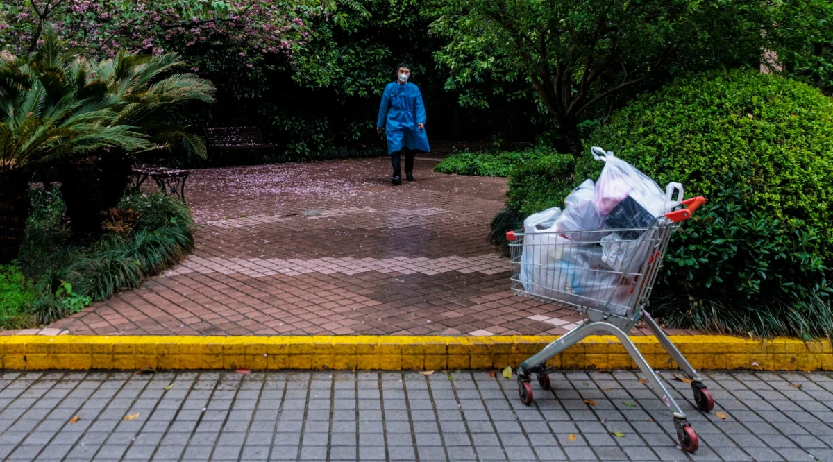 ​Szanghaj chce do 20 kwietnia osiągnąć nowy cel walki z koronawirusem. Władze miasta zamierzają doprowadzić do sytuacji, w której nie ma nowych zakażeń w dzielnicach nieobjętych lockdownem. Pod koniec marca w mieście wprowadzono surowe ograniczenia, największe w Chinach od czasu blokady Wuhan na początku pandemii.