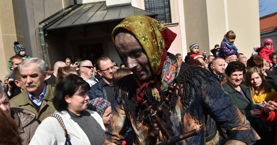 W Poniedziałek Wielkanocny, w Wieliczce, Krakowie i okolicach grasować będzie - Siuda Baba. To dawna tradycja Wielkanocna tego regionu, wywodząca się z pogańskiej legendy. 