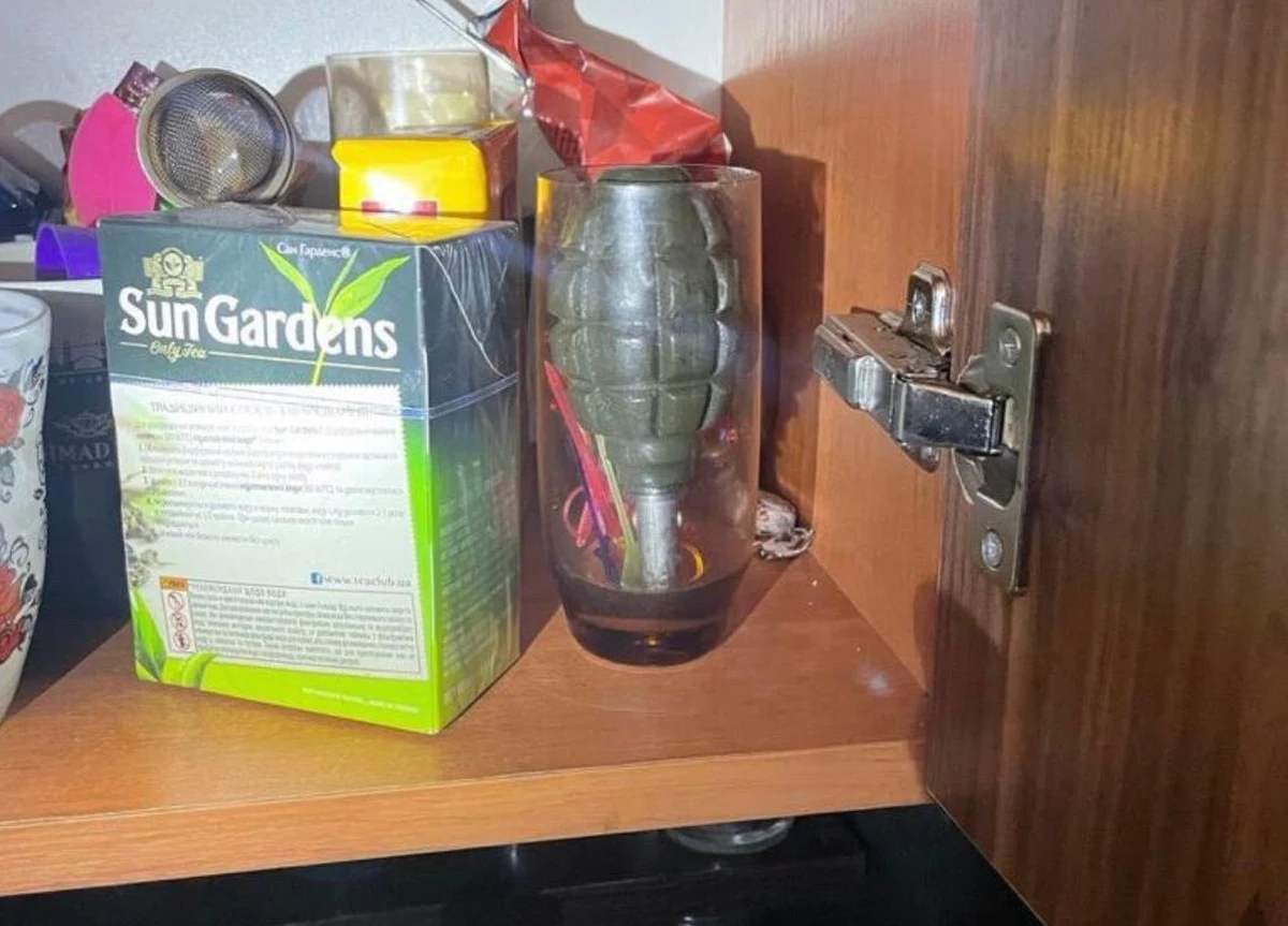 ​Miny w torbach na zakupy, granaty w szklankach lub w pralce - Ukraińcy wracający do swoich miast, z których wycofali się Rosjanie, informują, że agresorzy zostawili im wiele pułapek. Trzeba być więc ostrożnym. Parę tygodni temu jeden z mieszkańców Kijowa zginął, kiedy otworzył bagażnik samochodu, w którym ukryta była bomba.