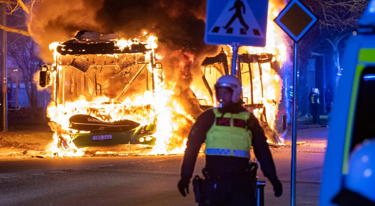 W Szwecji od czwartku trwają zamieszki po spaleniu Koranu przez Rasmusa Paludana z duńskiej antymuzułmańskiej partii Stram Kurs (Twarda Linia). W niedzielę w Norrkoepingu na południu kraju trzy osoby zostały postrzelone przez policję.
