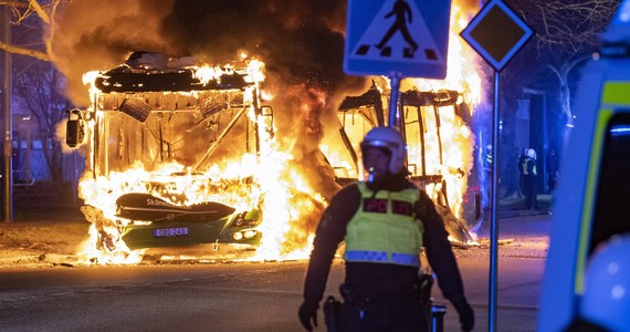W Szwecji od czwartku trwają zamieszki po spaleniu Koranu przez Rasmusa Paludana z duńskiej antymuzułmańskiej partii Stram Kurs (Twarda Linia). W niedzielę w Norrkoepingu na południu kraju trzy osoby zostały postrzelone przez policję.
