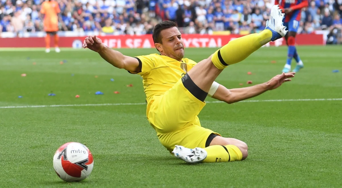 Chelsea Londyn pokonała na Wembley lokalnego rywala Crystal Palace 2:0 w półfinale piłkarskiego Pucharu Anglii. "The Blues" zagrają o trofeum 14 maja na tym samym stadionie z Liverpoolem, który w sobotę wygrał z Manchesterem City 3:2. 