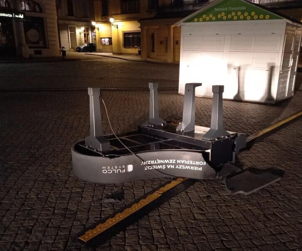 Fortepian na cieszyńskim rynku został zdemolowany przez wandali zaledwie trzy dni po jego ustawieniu - poinformowała straż miejska w tym mieście. Jak zaznaczyli funkcjonariusze sprawcy zostali złapani, sprawą zajęła się policja. 