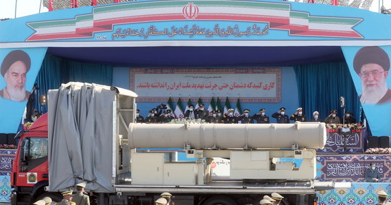 Siły zbrojne Iranu wycelują w "serce" Izraela, jeśli ten wykona "najmniejszy ruch" przeciwko Republice Islamskiej - powiedział prezydent Ebrahim Raisi podczas poniedziałkowej parady wojskowej.  