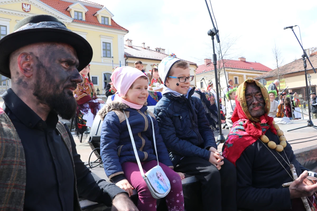 Siuda Baba to zwyczaj wywodzący się z okolic Wieliczki. W Poniedziałek Wielkanocny mężczyzna przebrany za starą kobietę, z wysmarowaną na czarno twarzą, chodzi po domach, zbierając datki, smarując sadzą na szczęście.