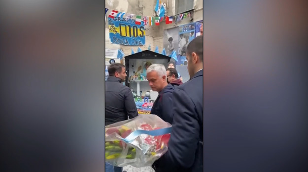 Przed meczem Napoli - AS Roma trener gości złożył wizytę pod słynnym muralem Diego Maradony. Jose Mourinho pozostawił kwiaty i złożył hołd zmarłej legendzie Neapolu, Argentyny i całego piłkarskiego świata. Trenerowi podczas wizyty towarzyszyły tłumy mieszkańców.