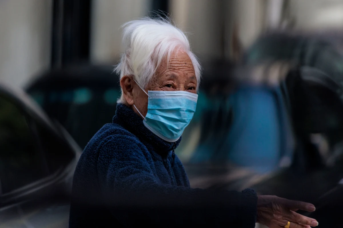Władze Szanghaju poinformowały o trzech śmiertelnych przypadkach Covid-19. "Wszystkie trzy osoby, które zmarły, były w podeszłym wieku, cierpiały na choroby towarzyszące, takie jak cukrzyca i nadciśnienie, i nie były szczepione przeciwko koronawirusowi" - powiedział inspektor miejskiej Komisji Zdrowia Wu Ganyu.