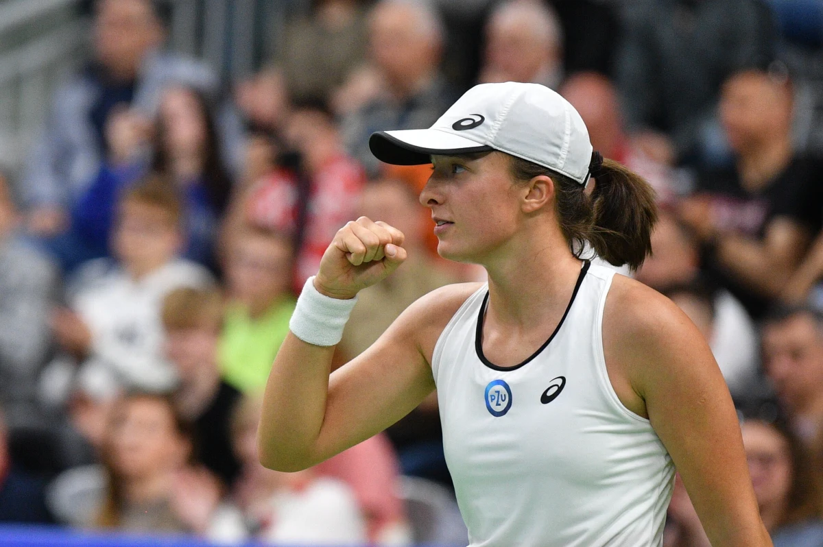 Jeszcze w sobotę Iga Świątek rywalizowała na twardym korcie w meczu z Rumunią, a już dzień później udała się do Stuttgartu, gdzie w turnieju WTA po raz pierwszy w tym sezonie zagra na nawierzchni ziemnej. "Stęskniłam się za mączką" - przyznała polska tenisistka.