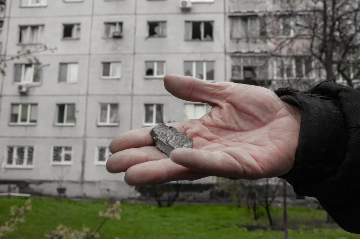 Ktoś pod wpisem dotyczącym Ukrainy napisał – długo, ale w punt. Nie wiem, czy płakać czy się cieszyć. Wszystko zaczyna nas ostatnio nużyć. Za długo rozmawiamy o wojnie, niekończące są doniesienia z frontu. Przecież minęło już ponad 50 i każdy ma prawo mieć tej wojny dosyć! Dziękuje ci, anonimowy komentatorze, bo przypomniałeś o ważnej zasadzie. Wojna kończy się wtedy, kiedy przestaje być wojną w naszych głowach. Staje się zaledwie irytacją, już tak nie przeraża. Oswajamy się z nią, a tego robić nie wolno! Nie tylko mnie się dostaje. Tomek Lipiński – którego znam i podglądam na Facebooku – czuje wojennego bluesa. Mniej czują go ludzie, którzy proszą, żeby chociaż na święta dał spokój, bo sałatka jakoś nie wchodzi jak powinna. Nie dawaj spokoju, Tomku. Nigdy! 