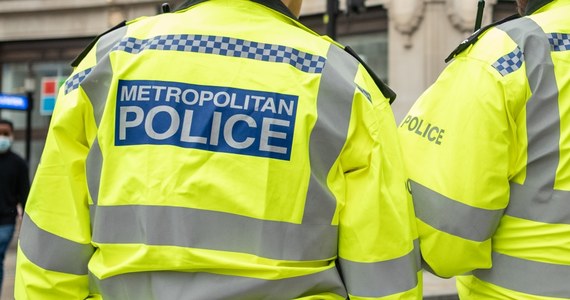 Brytyjska policja aresztowała mężczyznę, który dziś próbował zaatakować dwóch funkcjonariuszy Policji Ministerstwa Obrony w pobliżu oficjalnej rezydencji premiera Borisa Johnsona w centrum Londynu. Napastnik miał przy sobie nóż. 