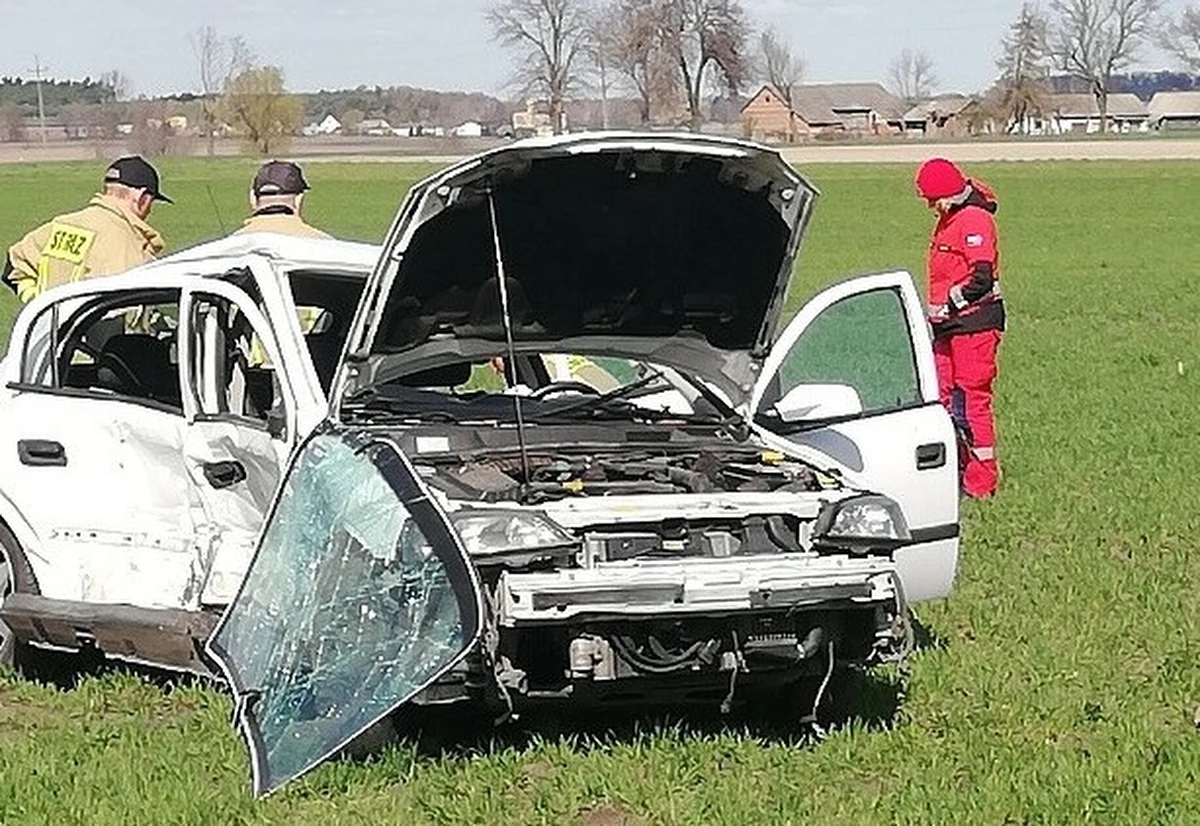 Tragiczny wypadek w Karsznicach Dużych w województwie łódzkim. Ze wstępnych ustaleń wynika, że 19-latka jadąca oplem od Łowicza w stronę Kiernozi nie ustąpiła pierwszeństwa i uderzyła w inny samochód osobowy. Jedna osoba nie żyje. 
