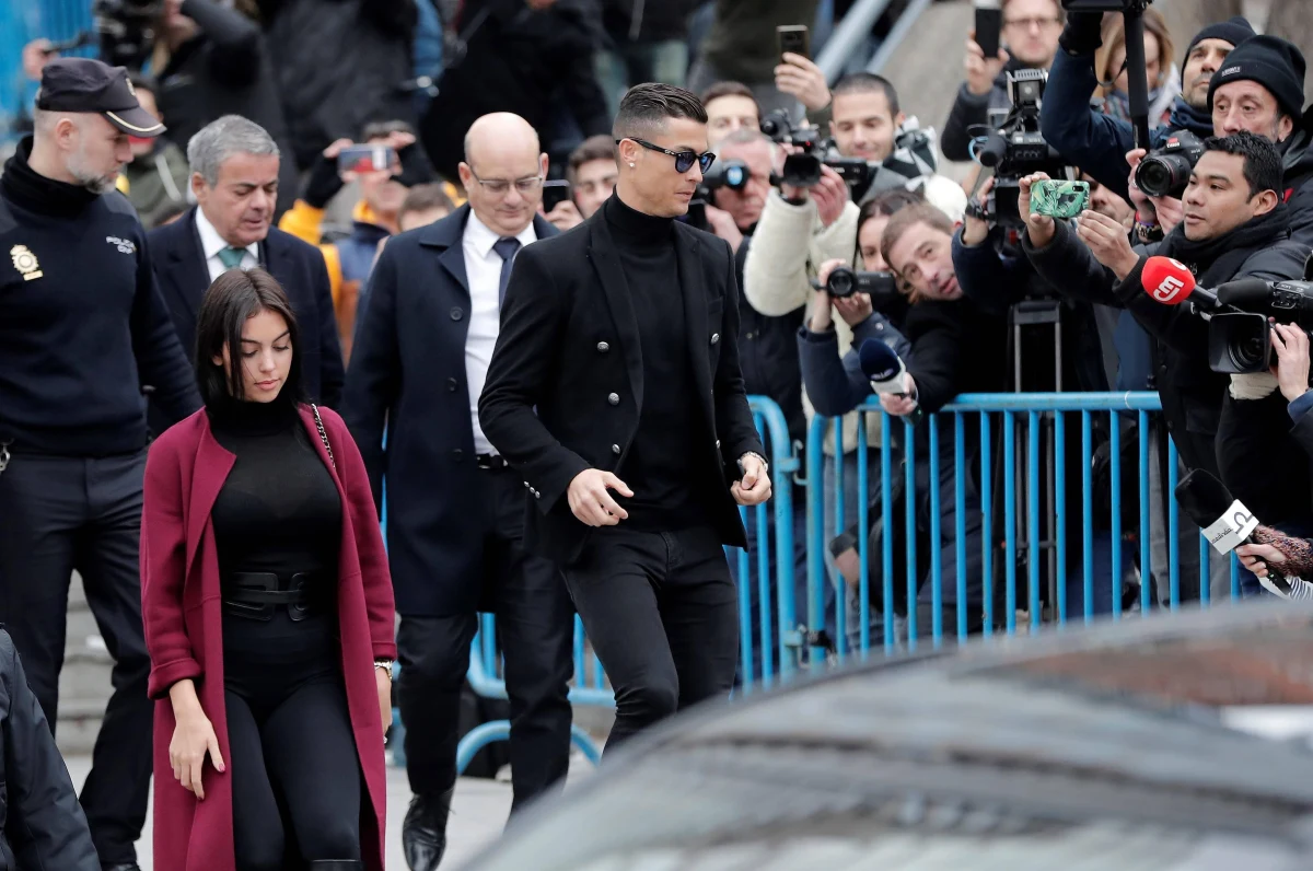 „Z najgłębszym smutkiem informujemy, że nas syn odszedł” – tak zaczyna się wspólne oświadczenie piłkarza Cristiano Ronaldo i jego partnerki Georginy Rodriguez. Para spodziewała się bliźniaków. Nie wiadomo, co było przyczyną śmierci noworodka. Córka Ronaldo i Rodriguez urodziła się zdrowa.