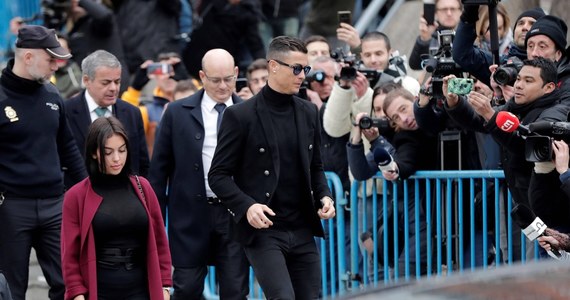 „Z najgłębszym smutkiem informujemy, że nas syn odszedł” – tak zaczyna się wspólne oświadczenie piłkarza Cristiano Ronaldo i jego partnerki Georginy Rodriguez. Para spodziewała się bliźniaków. Nie wiadomo, co było przyczyną śmierci noworodka. Córka Ronaldo i Rodriguez urodziła się zdrowa.