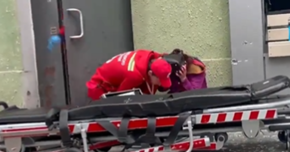 Niesamowita odwaga ratownika medycznego. W mediach społecznościowych pojawiło się nagranie z Charkowa - ukraińskiego miasta będącego od kilku dni pod nieustającym ostrzałem rosyjskich oddziałów. Na filmie widać ratownika osłaniającego ciałem kobietę, kiedy z nieba spadają pociski.  