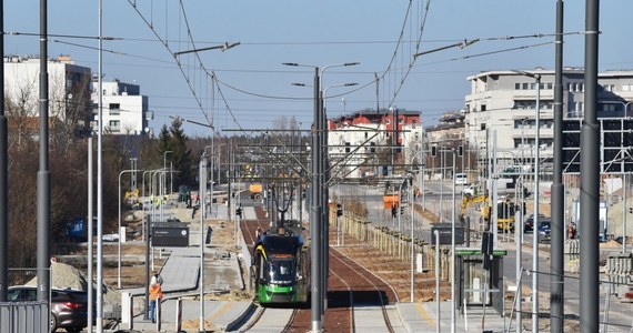 Trwająca niespełna dwa lata budowa nowej linii tramwajowej o długości trzech kilometrów do poznańskiej dzielnicy Naramowice dobiegła końca, w najbliższych dniach zostanie uruchomiona.
