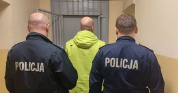 Do pięciu lat więzienia grozi sprawcom uprowadzenia trzech mężczyzn w woj. łódzkim. Według wstępnych ustaleń policjantów motywem działania przestępców była chęć odzyskania długu. Dzięki szybkiej interwencji policjantów pokrzywdzeni odzyskali wolność.

