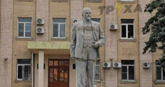 Rosjanie okupujący położone na południu Ukrainy miasto Heniczesk ponownie ustawili w nim pomnik Lenina. Okupant chce wykorzystać sentyment ludności do ZSRR, ale to się nie uda - Rosjanie żyją przeszłością, Ukraińcy mają przed sobą pomyślną przyszłość - skomentował lokalny radny Jurij Sobołewski.