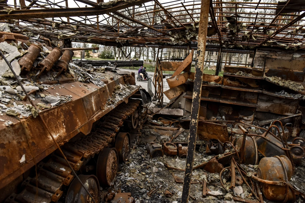 Władze obwodu ługańskiego, na wschodzie Ukrainy, zaapelowały do mieszkańców o jak najszybszą ewakuację, zanim stanie się to niemożliwe z powodu wkroczenia Rosjan. Na terenach już zajętych przez wojska rosyjskie trzeci dzień z rzędu nie udało się uzgodnić korytarzy ewakuacyjnych.