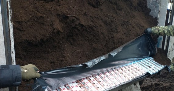 Ponad 1,2 mln sztuk białoruskich papierosów z przemytu ujawniono u ośmiu zatrzymanych mieszkańców powiatu ostródzkiego - poinformowała we wtorek warmińsko-mazurska straż graniczna. Nielegalne wyroby tytoniowe schowano pod torfem przewożonym w ciężarówkach.