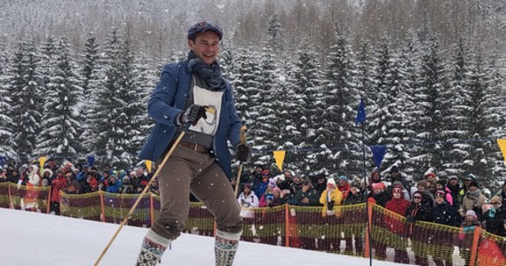 Po dwóch latach pandemicznej przerwy, na Kalatówki w Tatrach wróciły kultowe zawody na starym sprzęcie "O Wielkanocne Jajo". To od lat wspaniała okazja do świątecznej zabawy dla mieszkańców Podhala i turystów, którzy odwiedzają w tym czasie Tatry. To też często jedyna okazja zobaczyć "na żywo" jak nasi dziadkowie i pradziadkowie uprawiali sporty zimowe.