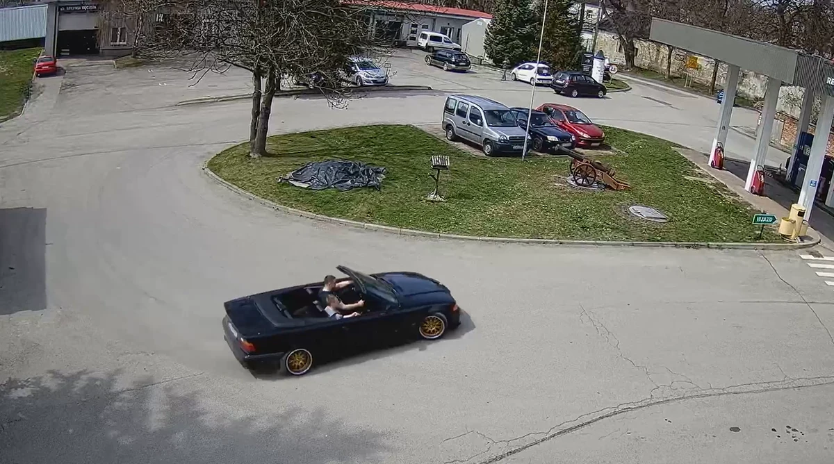 21-latek kierujący bmw chciał popisać się przed pasażerem i wprowadził swój pojazd w poślizg wykonując drift, który nieoczekiwanie zakończył ... przed maską oznakowanego radiowozu. Do zdarzenia doszło obok stacji benzynowej w Sierczy k. Wieliczki.

