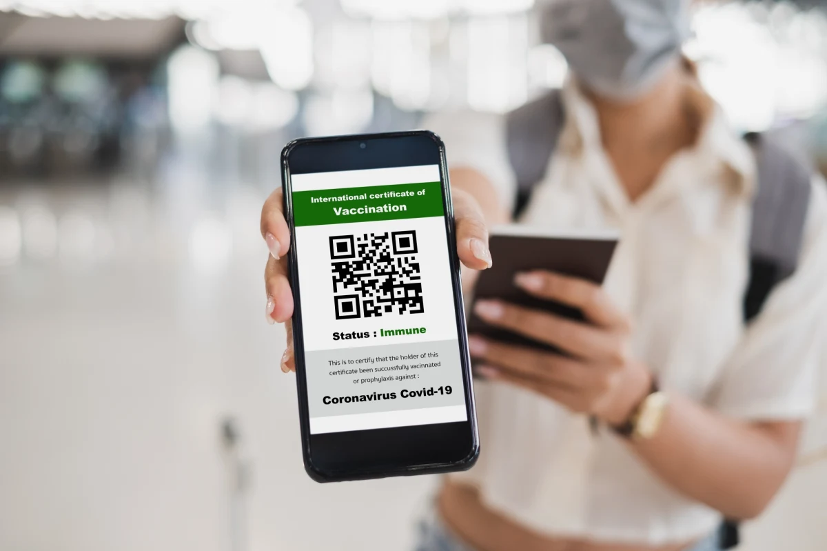 Będziemy przedłużali paszporty covidowe bezterminowo tym, którzy przyjęli trzecią dawkę szczepienia przeciw Covid-19 - poinformował minister zdrowia Adam Niedzielski.