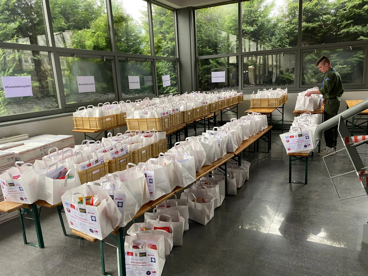 ​Baby wielkanocne, słodycze, kawy i kartki z życzeniami, trafiają właśnie do świątecznych paczek. Zestawy dla uchodźców z Ukrainy, w dzień wolny od nauki, przygotowują wolontariusze z warszawskich szkół.