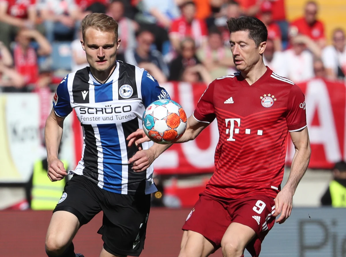 Robert Lewandowski coraz bliżej Barcelony! Telewizja Sky Sports poinformowała, że Duma Katalonii złożyła Bayernowi pierwszą ofertę za polskiego napastnika. Kataloński klub jest gotów zapłacić za Polaka od 30 do 35 milionów euro. Czy to kwota, która może satysfakcjonować Bayern?