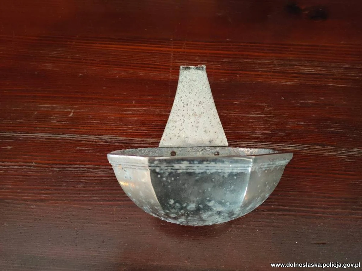 ​Dwóch pijanych mężczyzn wtargnęło w trakcie nabożeństwa do kościoła w okolicach Kłodzka. Zrzucili ze ściany drewniany krzyż oraz kropielnicę. Usłyszeli zarzuty obrazy uczuć religijnych, grozi im do 5 lat więzienia.