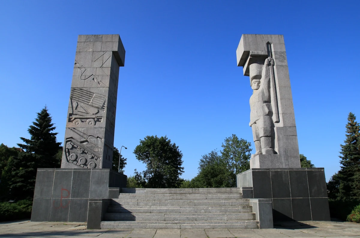 Dzisiaj rozpoczęło się badanie telefoniczne, w którym ankieterzy Instytutu Badań Rynkowych i Społecznych zapytają olsztynian o przyszłość pomnika autorstwa Xawerego Dunikowskiego. Chodzi o popularne "szubienice", czyli były pomnik wdzięczności armii czerwonej. Monument od lat wzbudza wiele kontrowersji, a po ataku Rosji na Ukrainę wrócił temat jego usunięcia.