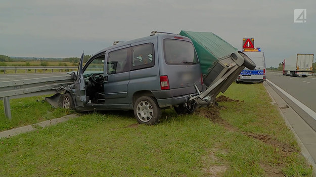 Kierowca Peugeota i jego kolega mieli dużo szczęścia. Samochód, którym jechali ciągnął za sobą przyczepkę. Ta w pewnym momencie zaczęła się "bujać" i spowodowała wypadnięcie pojazdu z drogi. Policjanci, którzy pojawili się na miejscu bardzo szybko znaleźli przyczynę tej niebezpiecznej sytuacji.

(Fragment programu "Stop drogówka")