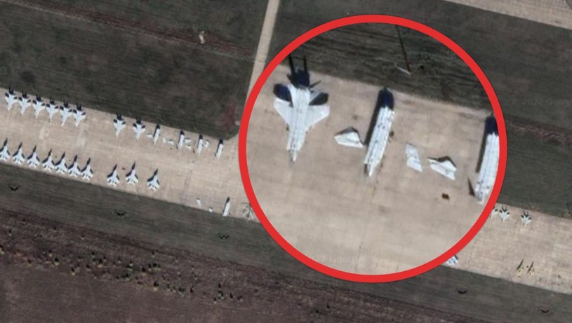 Google zdążyło już zdementować doniesienia, jakoby “odtajniło" zdjęcia satelitarne rosyjskich obiektów wojskowych i strategicznych, ale powszechne zainteresowanie tematem sprawiło, że na dostępnych obrazach udało się dojrzeć więcej niż wcześniej. 
