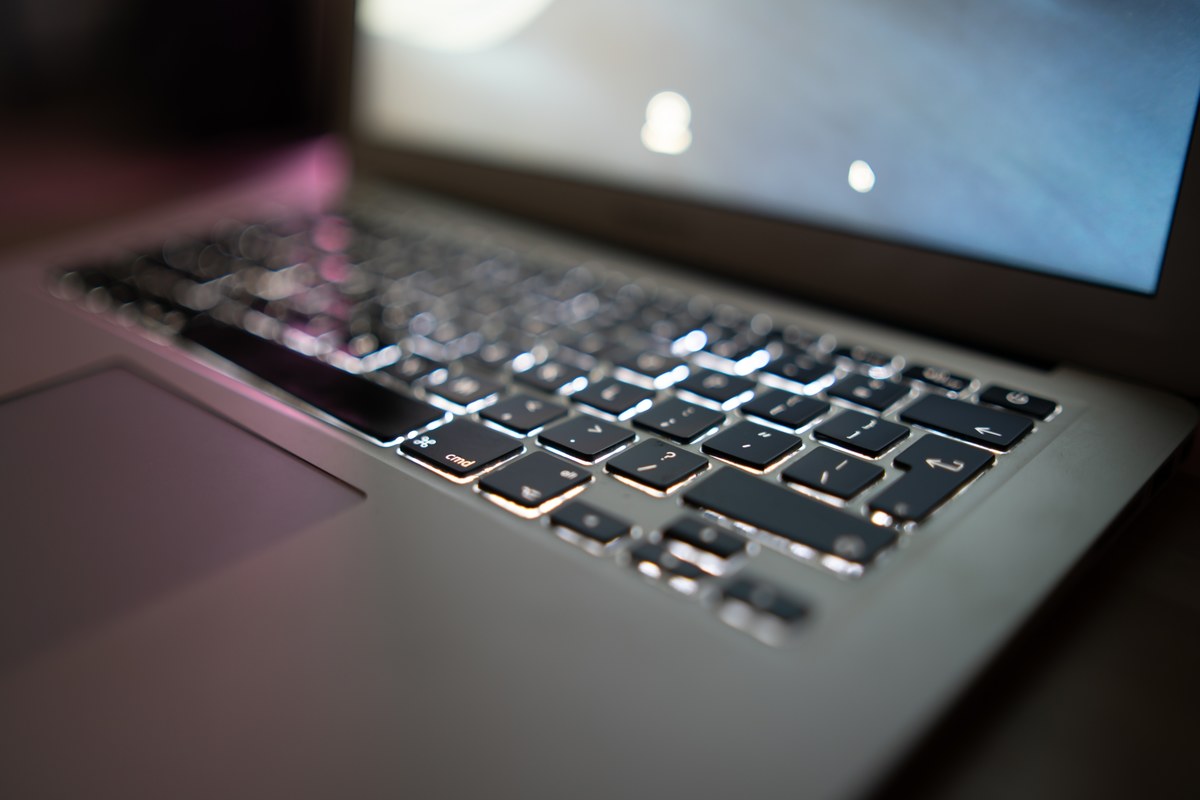 1200 laptopów przekaże przebywającym w Krakowie uchodźcom z Ukrainy jedna z prywatnych firm. Urządzenia mają pomóc przede wszystkim dzieciom w nauce, zaś dorosłym w kontakcie z bliskimi.

