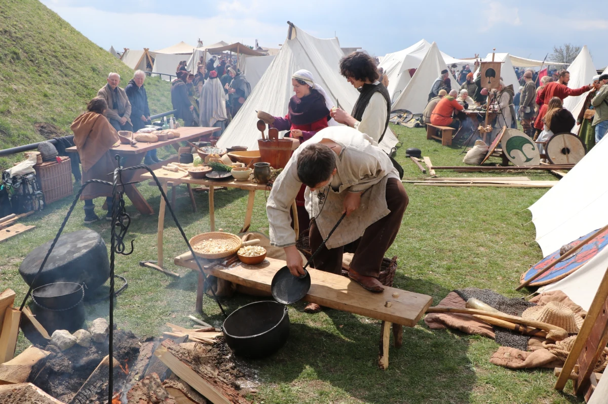 Rekonstrukcje bitew, inscenizacje i pokazy historyczne - wszystko to, i o wiele więcej, będzie można zobaczyć w trakcie wtorkowego Święta Rękawki. Wydarzenie, zgodnie ze starą, krakowską tradycją, odbywa się przy Kopcu Krakusa w krakowskiej dzielnicy Podgórze.