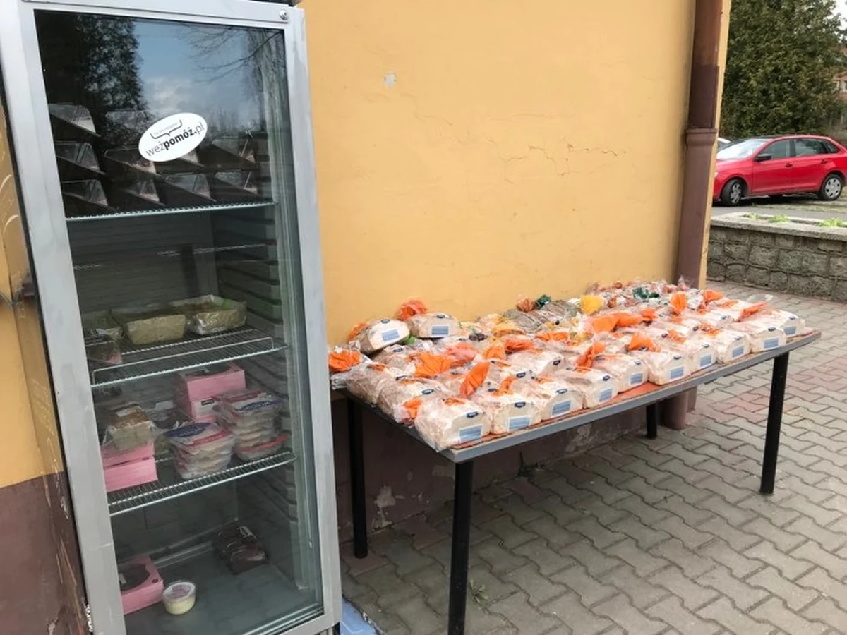 Nie wyrzucaj jedzenia - podziel się z potrzebującymi. Warto o tym przypomnieć właśnie po świętach, kiedy wiele osób ma za dużo w swoich lodówkach. Żywność, którą mamy w nadmiarze można przynosić do lodówek społecznych.Tylko we Wrocławiu jest ich ponad 20.