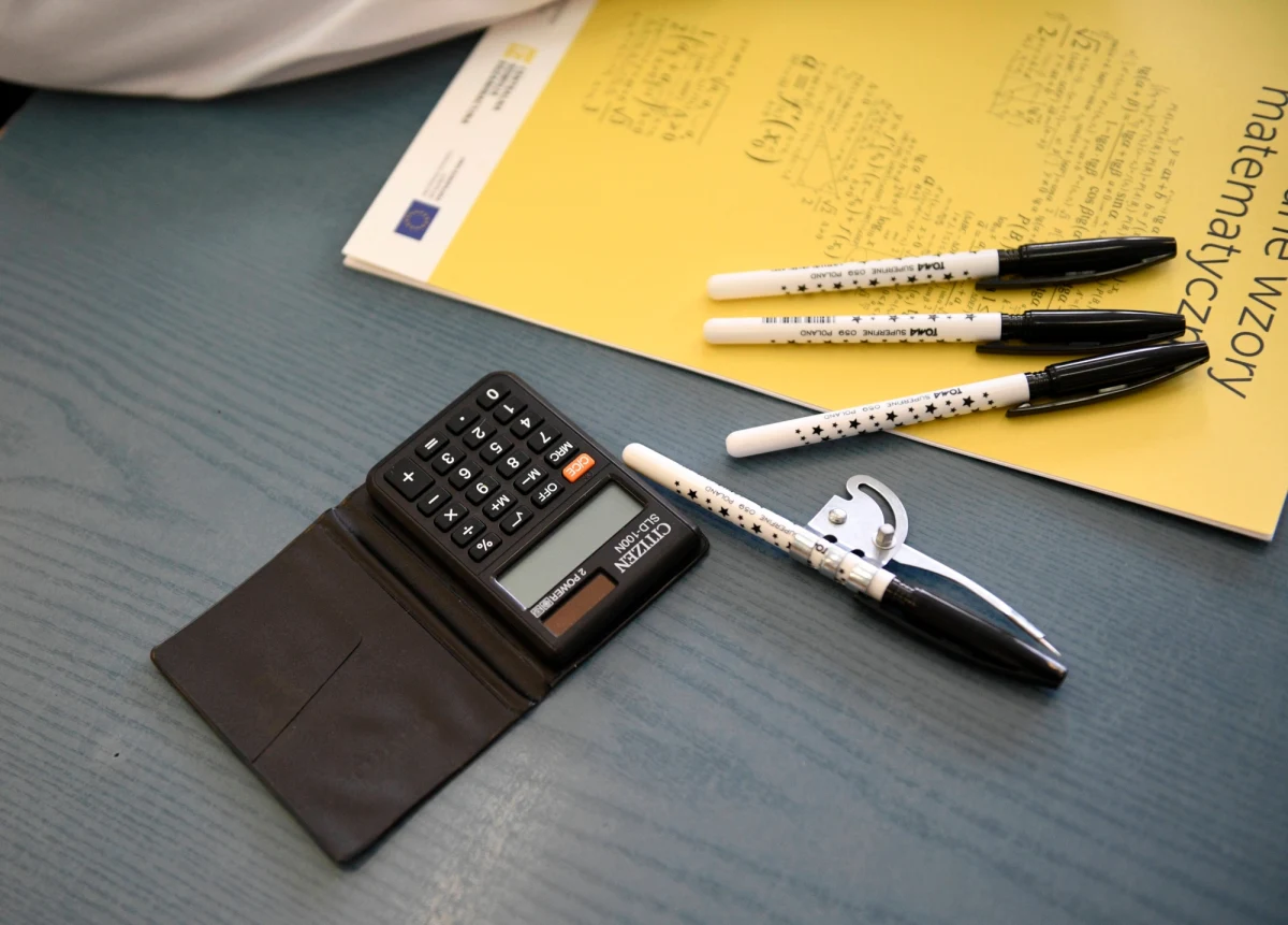 Egzamin dojrzałości zbliża się wielkimi krokami! Matury ruszają tuż po majówce. Co uczeń powinien ze sobą zabrać na egzaminy z poszczególnych przedmiotów, a co lepiej zostawić w domu? Warto zapoznać się z tymi informacjami już teraz. 