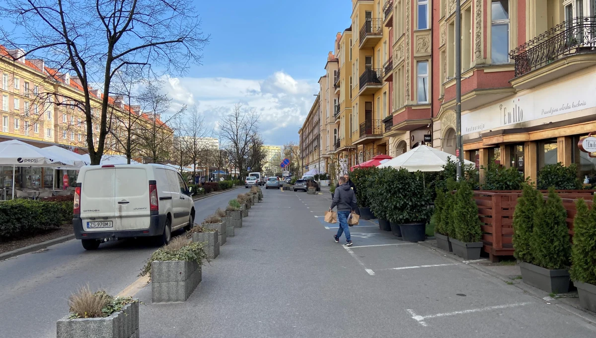 Tymczasowa organizacja ruchu wzdłuż al. Fontann może być wprowadzona na stałe. Tak wynika z odpowiedzi wiceprezydent Szczecina na interpelację jednego z radnych. Jak informuje reporter RMF MAXXX Dawid Siwek, za takim rozwiązaniem są także przedsiębiorcy, którzy zyskali na zmianach więcej miejsca na ogródki gastronomiczne przy swoich lokalach.