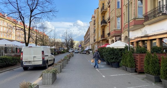 Tymczasowa organizacja ruchu wzdłuż al. Fontann może być wprowadzona na stałe. Tak wynika z odpowiedzi wiceprezydent Szczecina na interpelację jednego z radnych. Jak informuje reporter RMF MAXXX Dawid Siwek, za takim rozwiązaniem są także przedsiębiorcy, którzy zyskali na zmianach więcej miejsca na ogródki gastronomiczne przy swoich lokalach.