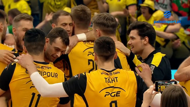 Skrót trzeciego meczu ćwierćfinału PlusLigi 2022 PGE Skra Bełchatów - Indykpol AZS Olsztyn 3:2 (29:27, 23:25, 25:19, 22:25, 15:13).

PGE Skra Belchatów wyszarpała awans do półfinału siatkarskiej PlusLigi. W trzecim ćwierćfinale pokonała we własnej hali Indykpol AZS Olsztyn 3:2. Rywale postawili jednak bełchatowianom silny opór. Pomógł go przełamać Aleksandar Atanasijević, który rozegrał kapitalne spotkanie - zdobył aż 28 punktów.
