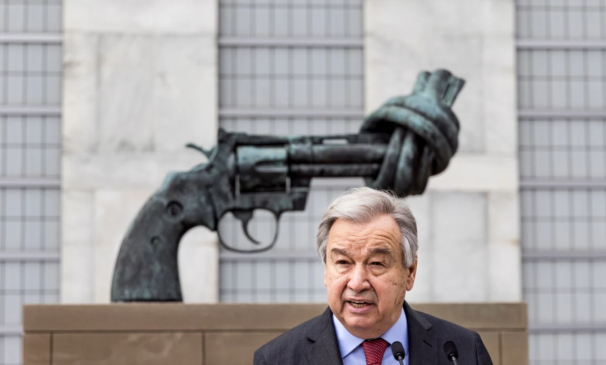Sekretarz generalny ONZ Antonio Guterres potępił rosyjską ofensywę we wschodniej Ukrainie. Zaapelował także o co najmniej czterodniową "humanitarną przerwę" w działaniach wojennych z okazji prawosławnej Wielkanocy.